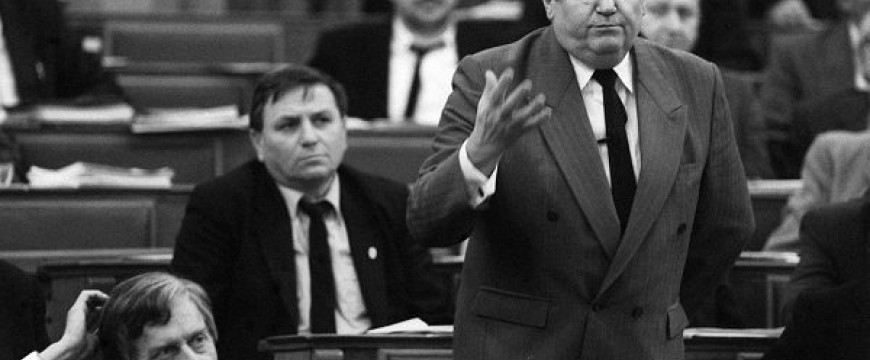 Napirend előtti (f)elszól(al)ás és sajtótáj mise helyett