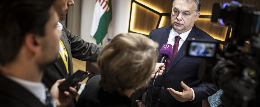 Orbán testével védte a demokráciát