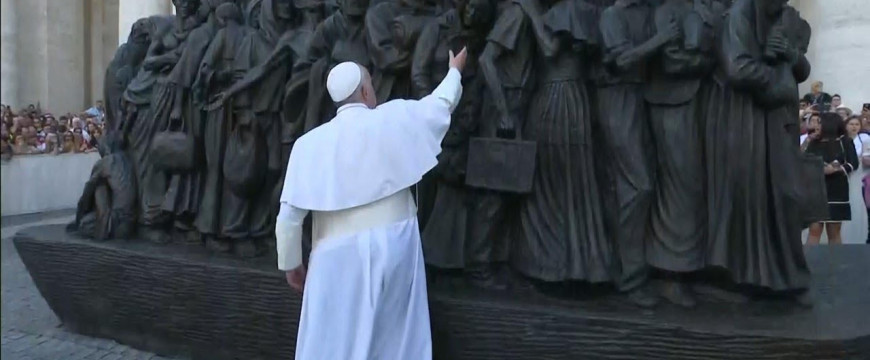 Végre egy újabb szobor ékesíti a Szent Péter teret
