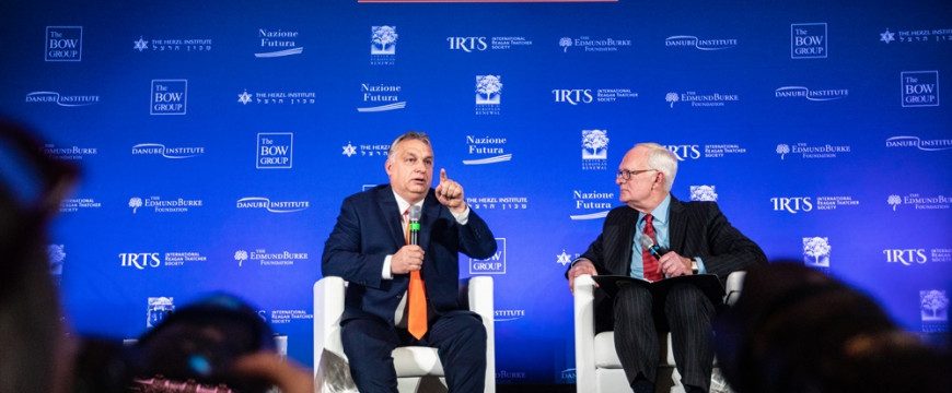 Konzervatív szerző védi Orbánt Applebaummal szemben