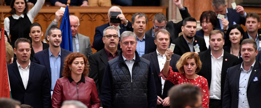 A német sajtó a magyar ellenzék szekerét tolja