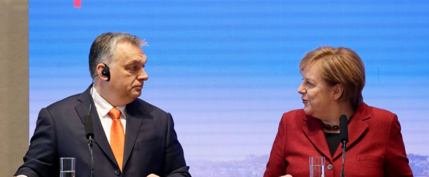 Angela Merkel Orbán mellé állt!