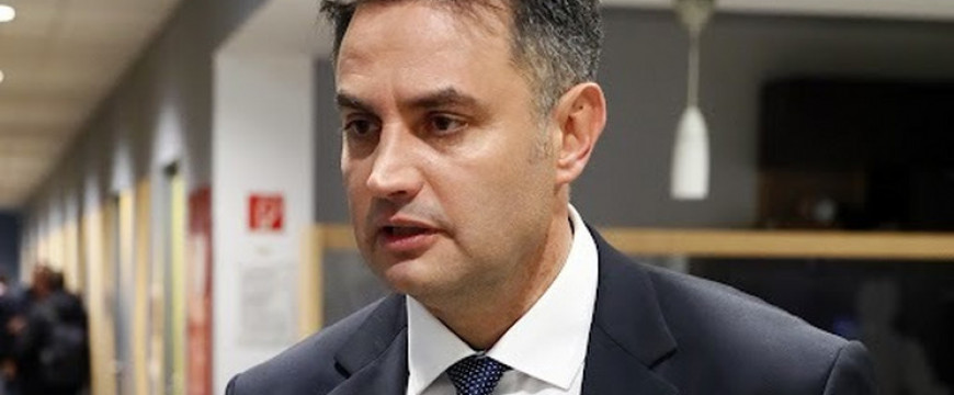 A kapitány a jéghegy felé tart