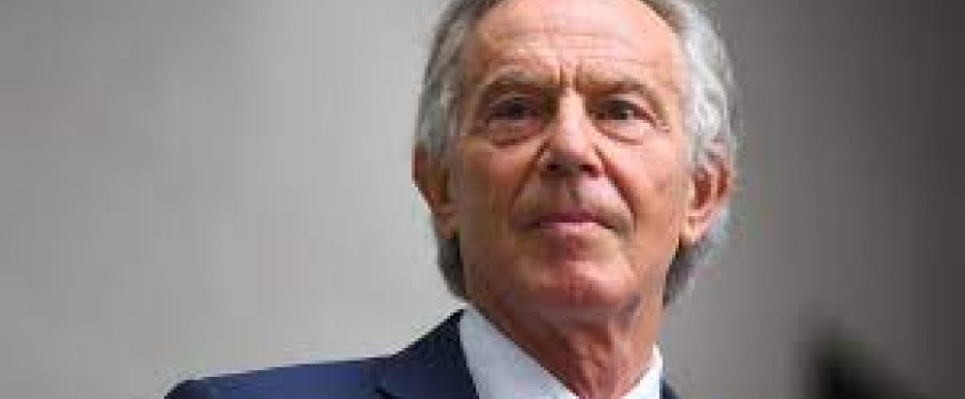 Százezrek követelik Tony Blair lovagi címének visszavonását