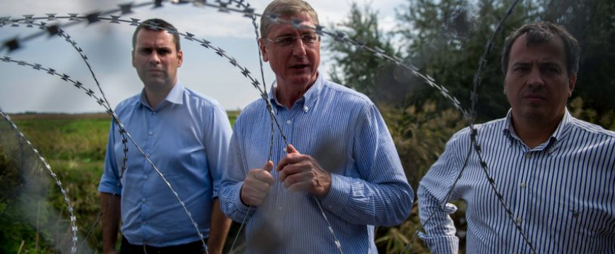 A DK lebontaná a határkerítést 