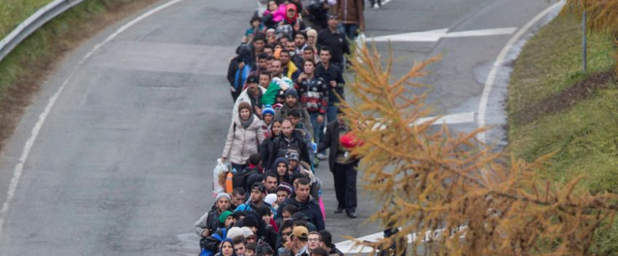Karavánt szerveznek, tömegesen törnének be a migránsok az EU-ba