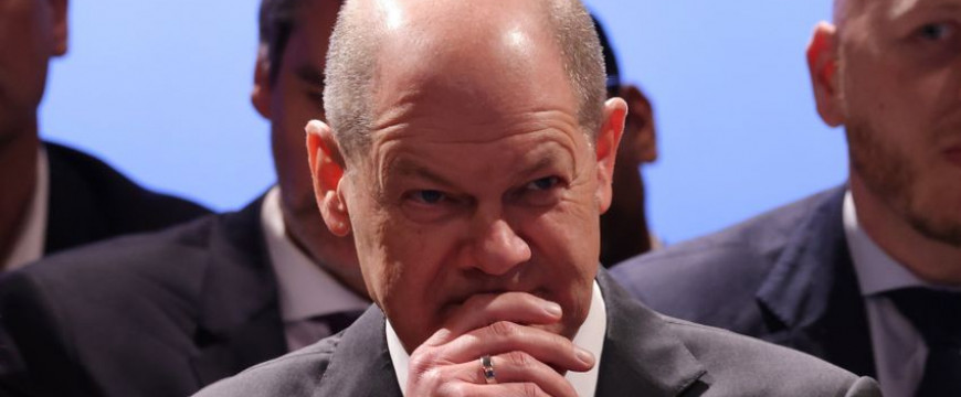Scholz elfújja az első gyertyát 