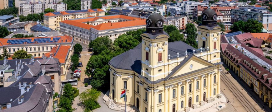Ellopták a réz ablakpárkányokat a debreceni Nagytemplomról