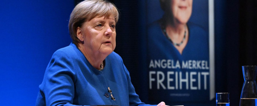 Győzelmi parádét tart Németország romjain Merkel