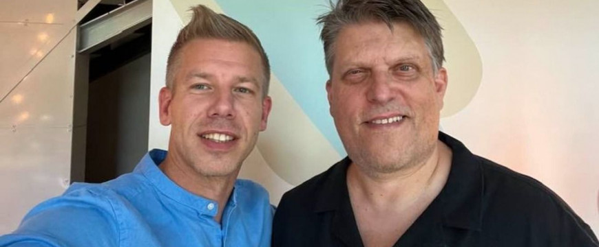 Magyar Péter házi bohóca, Bruti ocsmány módon törölte bele a lábát Kapu Tiborba