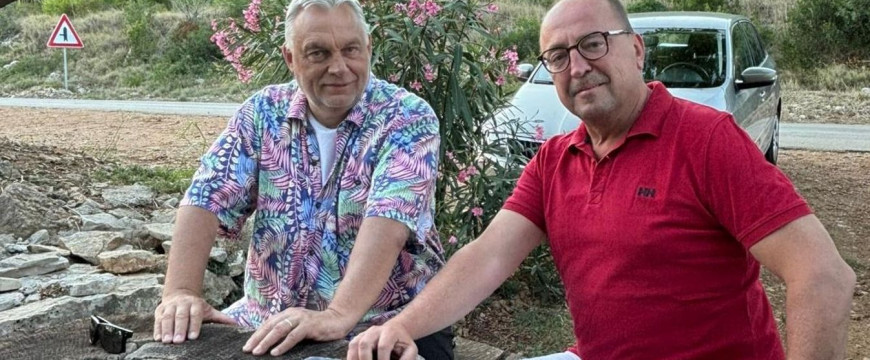 Újabb politikus tűnt fel Orbán Viktor mellett az Adrián