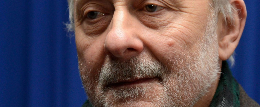 Csillag István észt oszt, igét hirdet, tenyérbe mászik