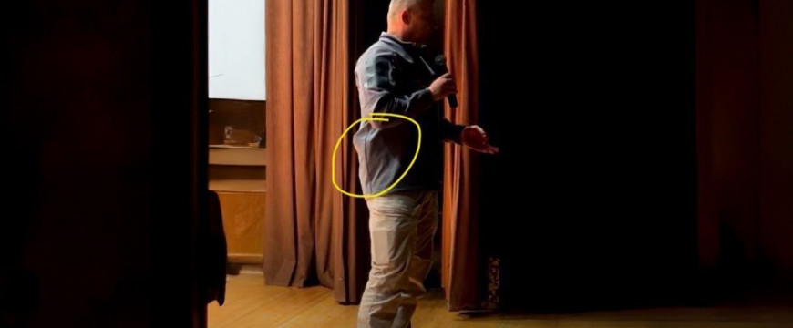 „Egy Glock típusú pisztolyt viselhet a Tisza szakértője”