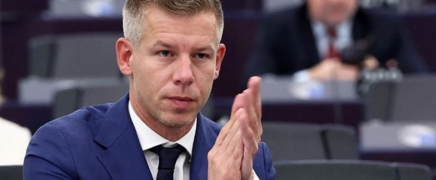 Állva tapsolta meg Orbán Viktort Magyar Péter Állva tapsolta meg Orbán Viktort Magyar Péter