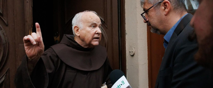 Ne bántsátok a papjainkat!