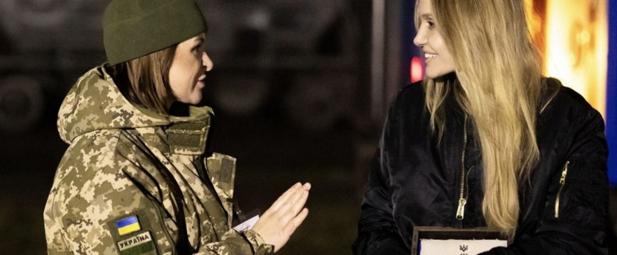 Angelina Jolie Ukrajnában jóemberkedik