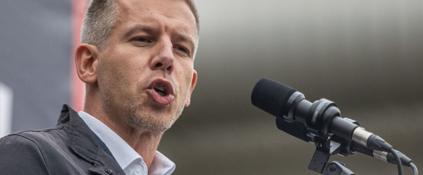 Fénnyel eteti a szektát Fénnyel eteti a szektát