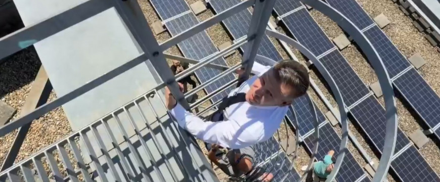 Magyar Péter felmászott a tetőre, hogy megdicsérje Orbán Viktort Magyar Péter felmászott a tetőre, hogy megdicsérje Orbán Viktort