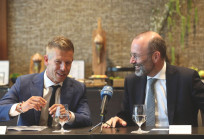 Az Európai Néppárt buktatja le a Tiszát