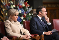 Macron a pofon után most egy újabb kínos szituációban az asszony miatt