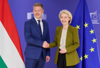 Tisztelgő póz és gazsulálás: Magyar Péter „nulladik” látogatása Brüsszelben  
