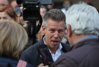 Piszkálja a csőrét