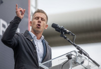 Facebook-hiszti negyven felett: Magyar Pétert utolérte a késői kamaszkor